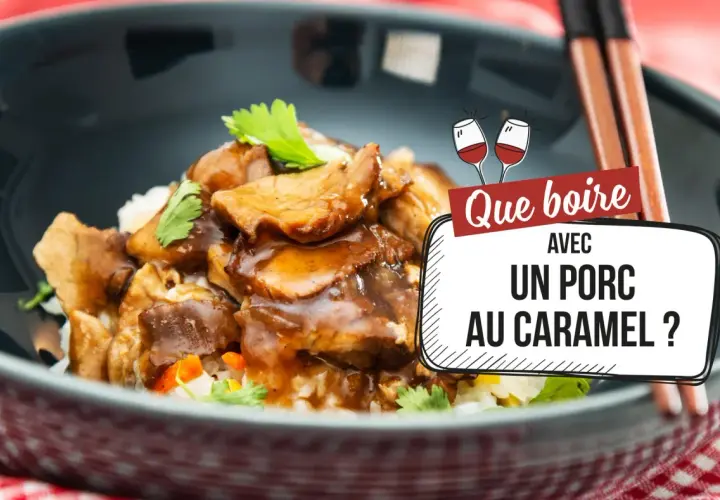 Un plat de riz avec du porc au caramel, garni de persil. Le texte demande "Que boire avec un porc au caramel ?".