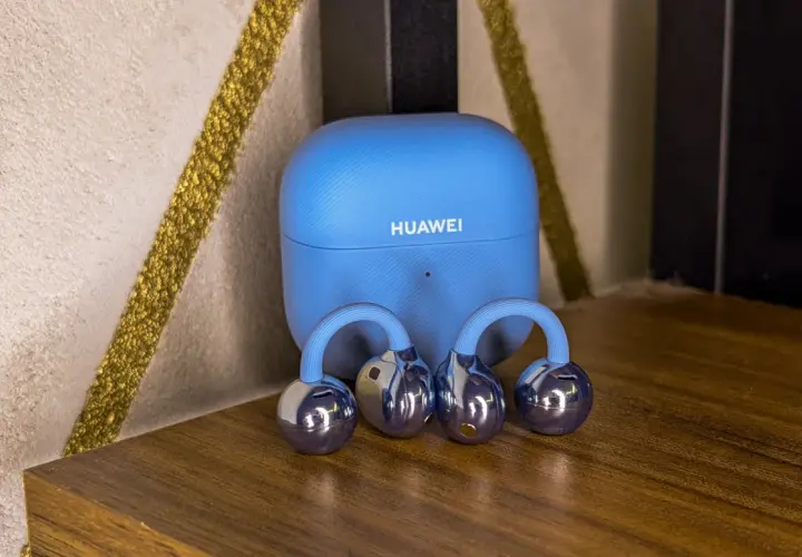 Niebieskie etui Huawei i błyszczące słuchawki bezprzewodowe. Dowiedz się, jak sparować słuchawki bezprzewodowe Huawei z telefonem.