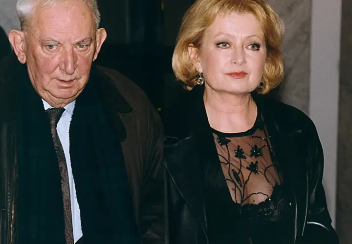 Starszy mężczyzna i córka Ewa Holoubek w czarnej, prześwitującej bluzce z kwiatowym haftem.