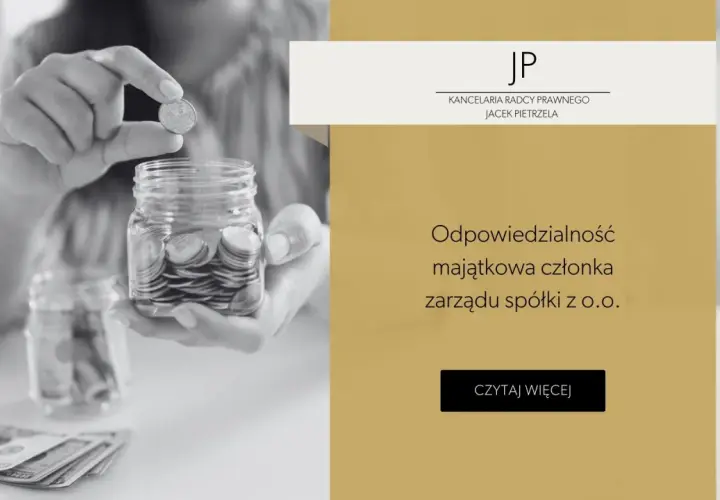 Ręka wrzuca monetę do słoika. JP, prezes zarządu, rozważa odpowiedzialność majątkową.