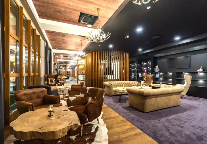 Luksusowy salon hotelowy, idealny na relaks. Wiele osób szuka hotel szczawnica park resort & spa opinie, by sprawdzić ten obiekt.