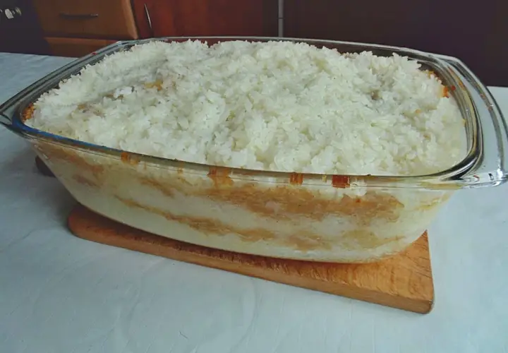 Pyszny ryż zapiekany z jabłkami Ewa Wachowicz w szklanej formie, gotowy do podania.