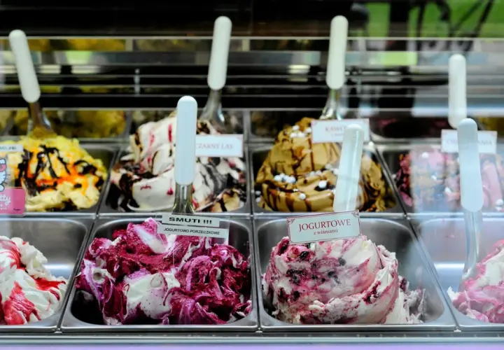 Wybierasz najlepsze lody w Warszawie? W witrynie kuszą smaki: Hello Kitty, Czarny Las, kawowe i jogurtowe z wiśniami.