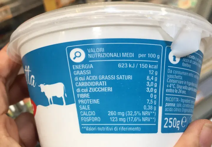 Valori nutrizionali medi per 100g di ricotta: 150 kcal, 12g grassi, 3g carboidrati.