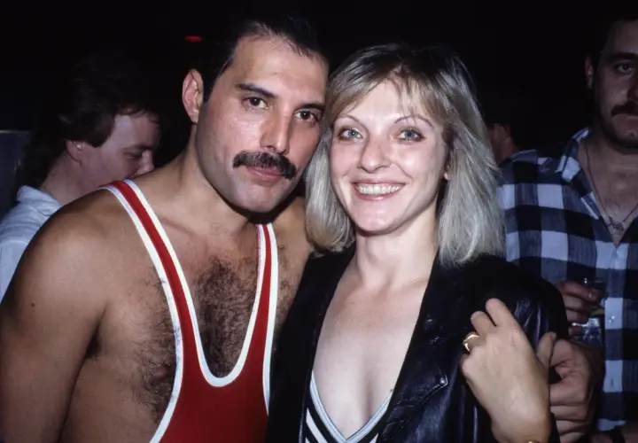 Freddie Mercury w czerwonym trykocie i Mary Austin, jego wielka miłość, która mogłaby być matką jego dzieci.