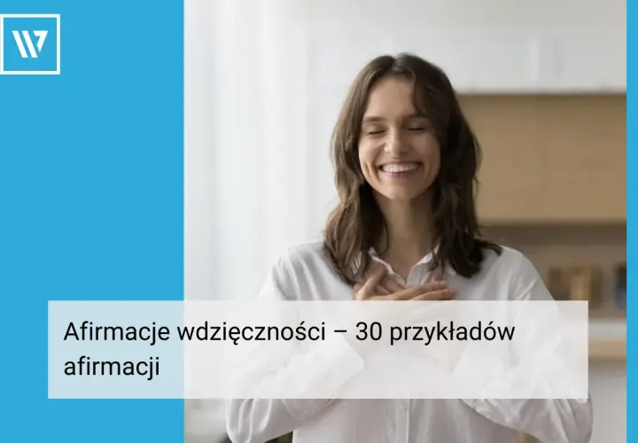 Uśmiechnięta kobieta z dłońmi na sercu, czuje wdzięczność. Oto afirmacje wdzięczności – 30 przykładów.