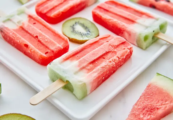 Ghiaccioli fatti in casa, colorati e rinfrescanti, con fette di kiwi e anguria. Perfetti per l'estate!