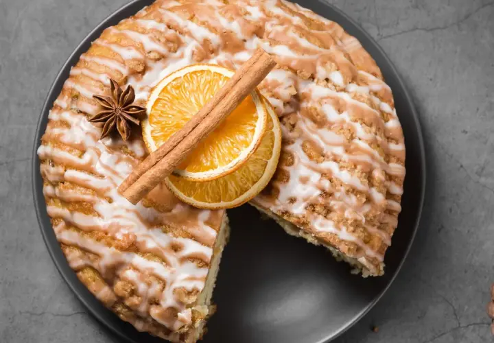 Pyszne ciasto cynamonowe z lukrem, pomarańczą i anyżem. Idealne na jesienne popołudnie.