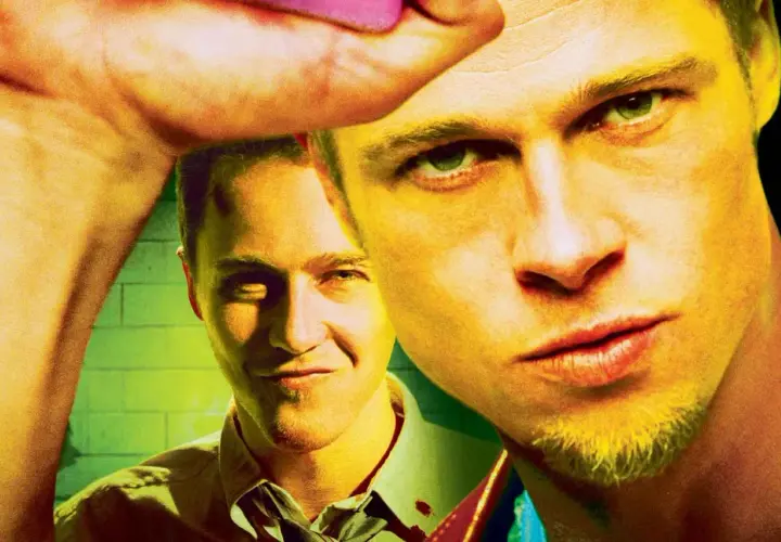 Brad Pitt e Edward Norton in primo piano, un'immagine iconica per una fight club recensione.