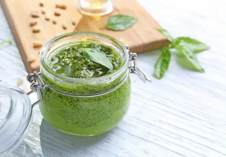 Ile kcal ma pesto? Sprawdź kalorie i wartości odżywcze sosu
