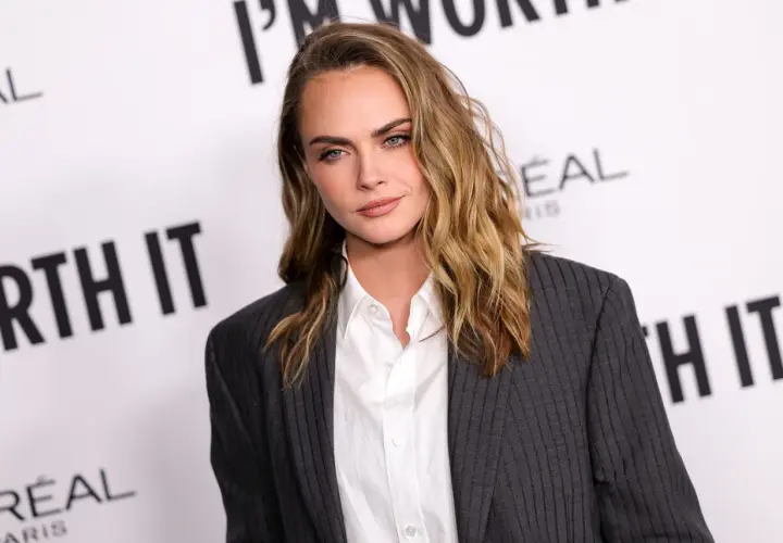 Cara Delevingne w eleganckiej stylizacji z falowanymi włosami. Zainspiruj się, jak zrobić falowane włosy!