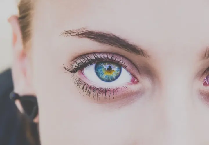 Œil bleu et vert aux cils longs. Comment enlever un rehaussement de cils ? Conseils pour un regard naturel.