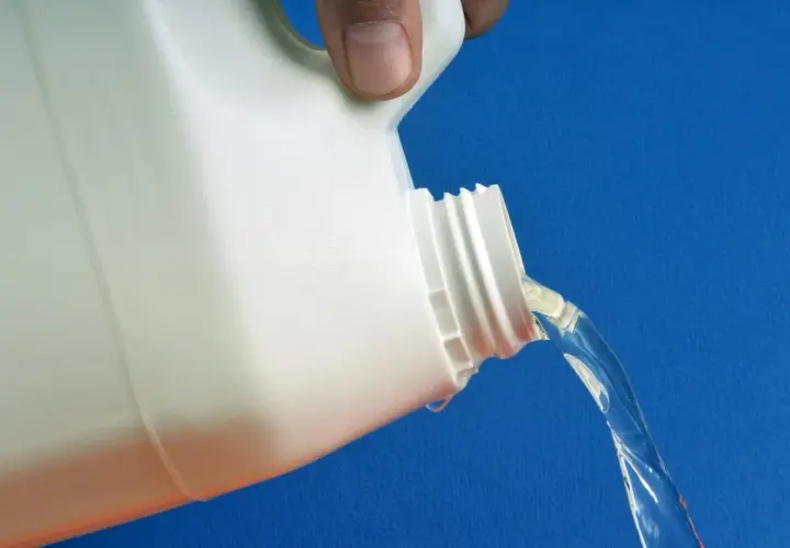 Un bidon blanc verse un liquide transparent. C'est de l'eau oxygénée, idéale pour le linge couleur.