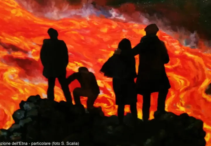 Silhouettes di persone osservano la lava incandescente dell'Etna, un'evocazione del "Fuga dall'Etna" di Renato Guttuso.