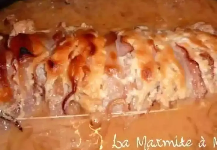 Un rôti Orloff gratiné, baignant dans une sauce onctueuse au vin blanc, prêt à être dégusté.