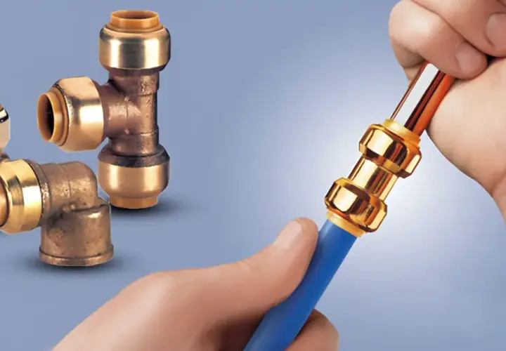 Conexiones de latón para tuberías, una mano inserta un tubo en un acople. No se requiere soldar cobre.