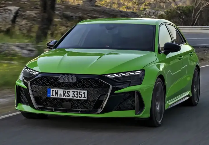 Jaskrawozielone Audi RS3 na drodze. Sprawdź aktualną audi rs3 cena i możliwości tego sportowego samochodu.