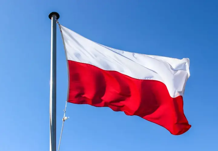 Polska flaga powiewa na wietrze na tle błękitnego nieba. Czy 2 maja jest wolny? To pytanie zadaje sobie wielu Polaków.