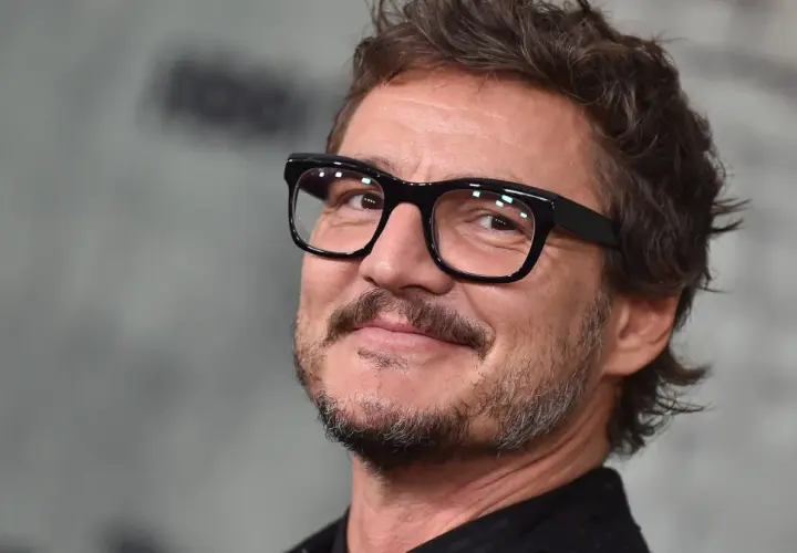 Pedro Pascal w okularach, z zarostem, uśmiecha się. Wyobraźmy sobie, że to jego żona patrzy na niego z czułością.