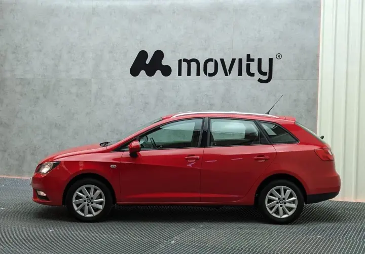 Un Seat Ibiza ranchera rojo, listo para aventuras.