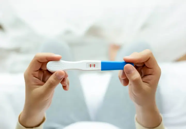 Deux barres rouges sur un test de grossesse, indiquant un résultat positif. Un test de grossesse qui ne fonctionne pas correctement peut causer de l'anxiété.