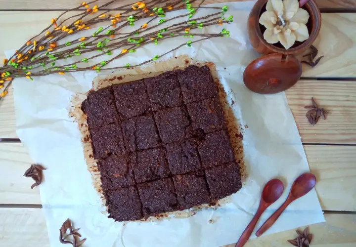 Un delicioso brownie vegano cortado en cuadrados, listo para disfrutar.