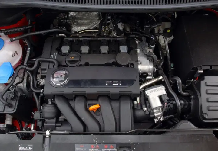 Silnik FSI w Seat Altea 1.6 benzyna. Widoczne elementy układu dolotowego i chłodzenia.
