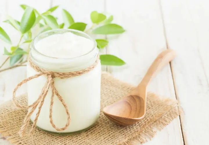 Domowy jogurt, idealny jako probiotyk na skórę. Naturalny, zdrowy, z nutą zieleni.