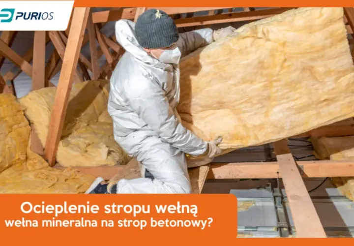 Pracownik w kombinezonie montuje wełnę mineralną, wykonując ocieplenie stropu betonowego.