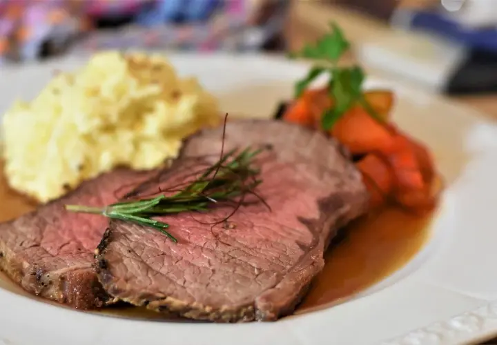Perfekt grillad rostbiff med krämigt potatismos och glaserade morötter. En härlig måltid!
