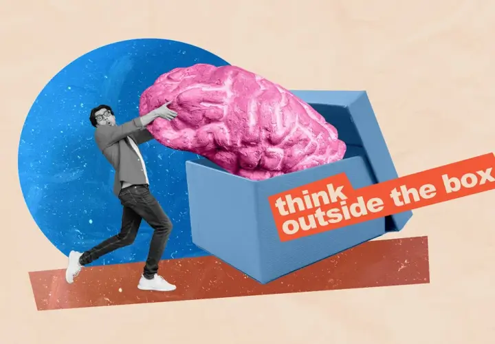 Man lyfter ut en stor rosa hjärna ur en blå låda. Texten "think outside the box" uppmanar till att hantera stress och oro med nya idéer.