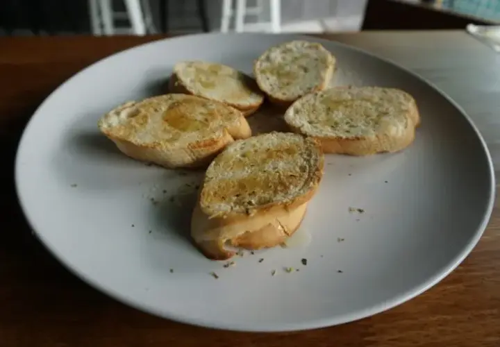 Ile kalorii ma bagietka czosnkowa? Zaskakujące fakty o kaloriach