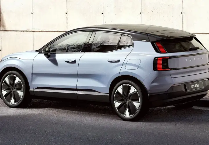 Nowy, elektryczny Volvo EX30 w kolorze jasnoniebieskim prezentuje się nowocześnie na tle betonowej ściany.