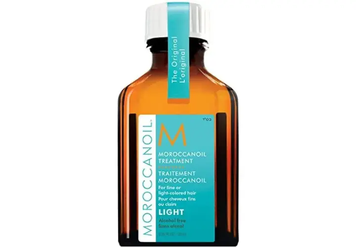 Botella de Moroccanoil Treatment Light, un aceite para el cabello que evoca el lujo de Marruecos.
