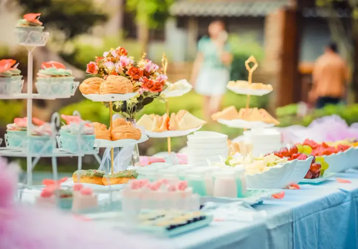 Un buffet de mariage féerique avec cupcakes, choux, fruits et douceurs. Une belle idée buffet mariage pour un jour inoubliable.