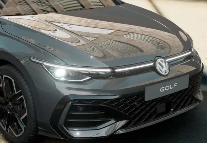 Parte anteriore di una Volkswagen Golf 7 diesel grigia, con fari a LED accesi e il logo VW al centro.