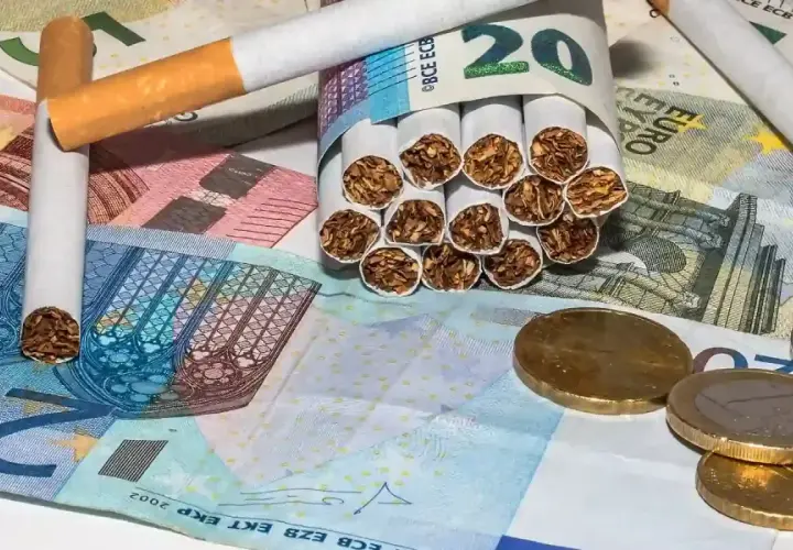 Papierosy i monety na banknotach euro. Zastanawiasz się, ile tytoniu można przewieźć do Niemiec?