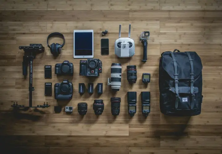 Sprzęt filmowca: kamery, obiektywy, dron, stabilizator, słuchawki, tablet, lampy błyskowe i plecak. Każdy element to mały co to piksel, tworzący obraz.