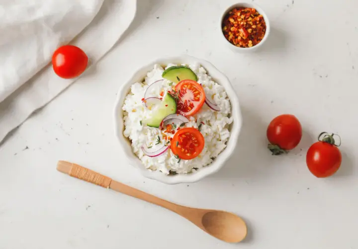 Twarożek z pomidorkami, ogórkiem i cebulą. Idealny na dietę bez węglowodanów przepisy.