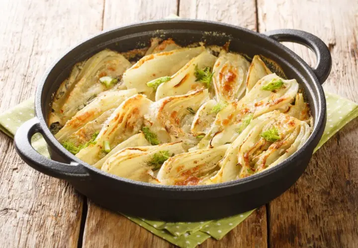 Finoçchi in padella con pangrattato, dorati e profumati, pronti per essere gustati.