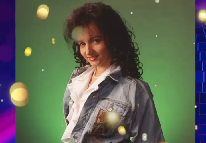 Kobieta w dżinsowej kurtce, styl lat 80. i 90. Idealna na listę disco polo.