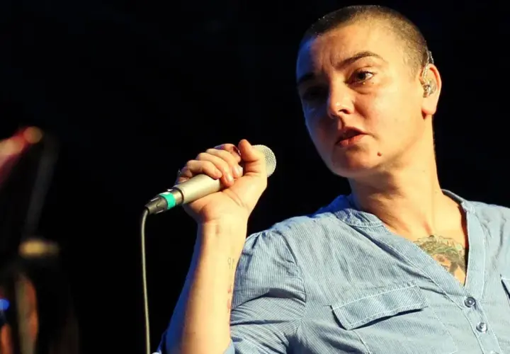 Sinéad O'Connor singt mit Leidenschaft ins Mikrofon. Ihre Stimme, ihre Präsenz – nichts vergleicht sich mit dir.