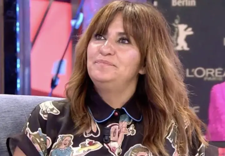 Aida Nizar, conocida por su participación en realities, habla sobre la actualidad en un plató.