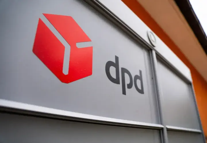 Logo DPD na szarej powierzchni, gotowe do dpd wysyłka materaca.