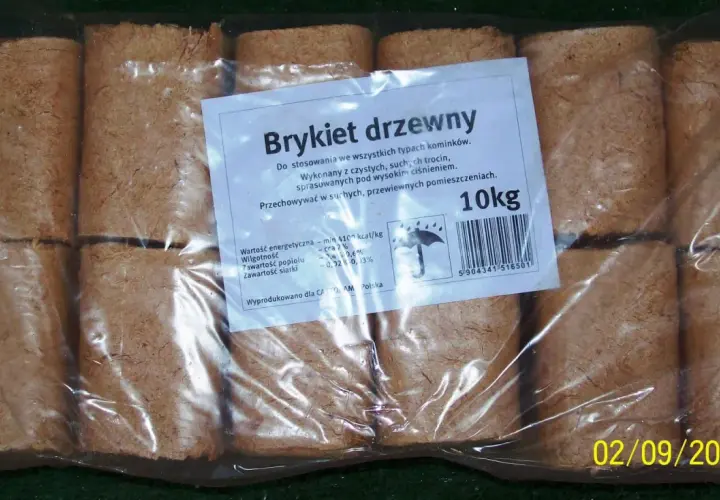 Opakowanie brykietu drzewnego, idealnego jako paliwo do kominka. W środku 10kg walcowatych kostek z trocin.