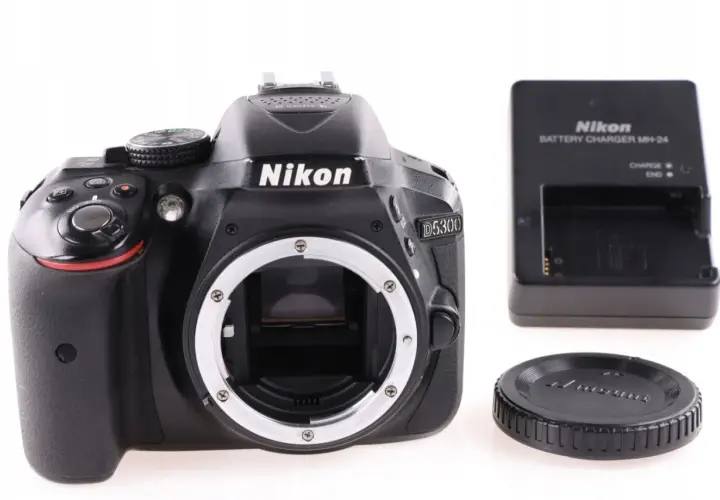 Cyfrowa lustrzanka Nikon D5300 z ładowarką i dekielkiem. Gotowa do uchwycenia Twoich najlepszych wspomnień.