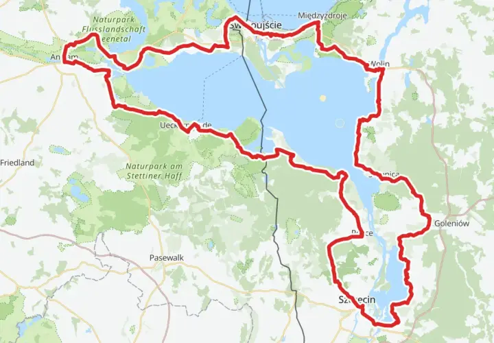 Trasa rowerowa Velo Baltica R10 okrąża Zalew Szczeciński, prowadząc przez Międzyzdroje, Wolin i Szczecin, wzdłuż parków narodowych.