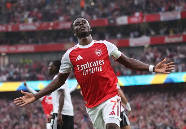 Bukayo Saka z Arsenalu świętuje bramkę. Kibice na trybunach, deszcz. H2H co to?