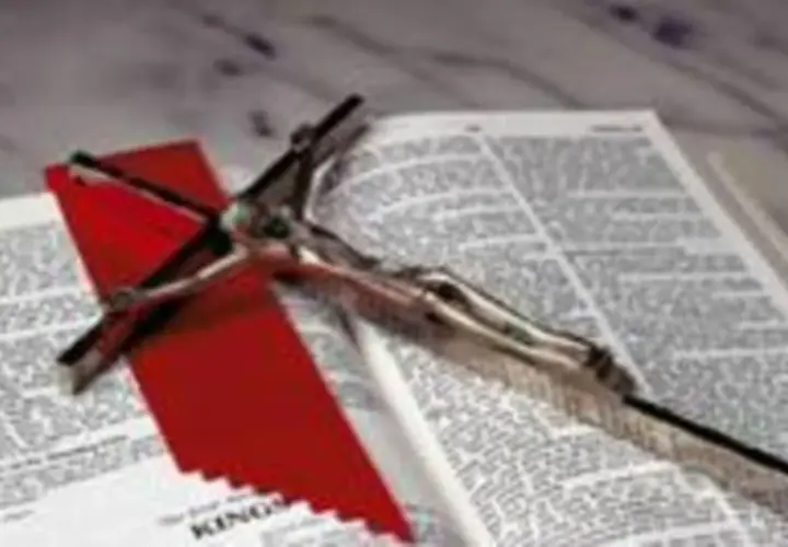 Federkiel und rotes Lesezeichen auf einer geöffneten Bibel. Die Schrift erinnert an die Herrlichkeit Gottes, wie in Psalm 19 beschrieben.