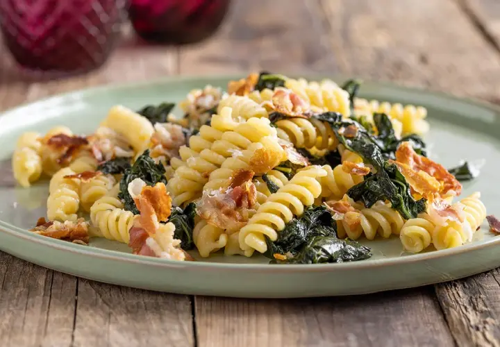 Fusilli con cavolo nero e pancetta croccante, un piatto semplice e gustoso che celebra i sapori della terra e della tradizione.